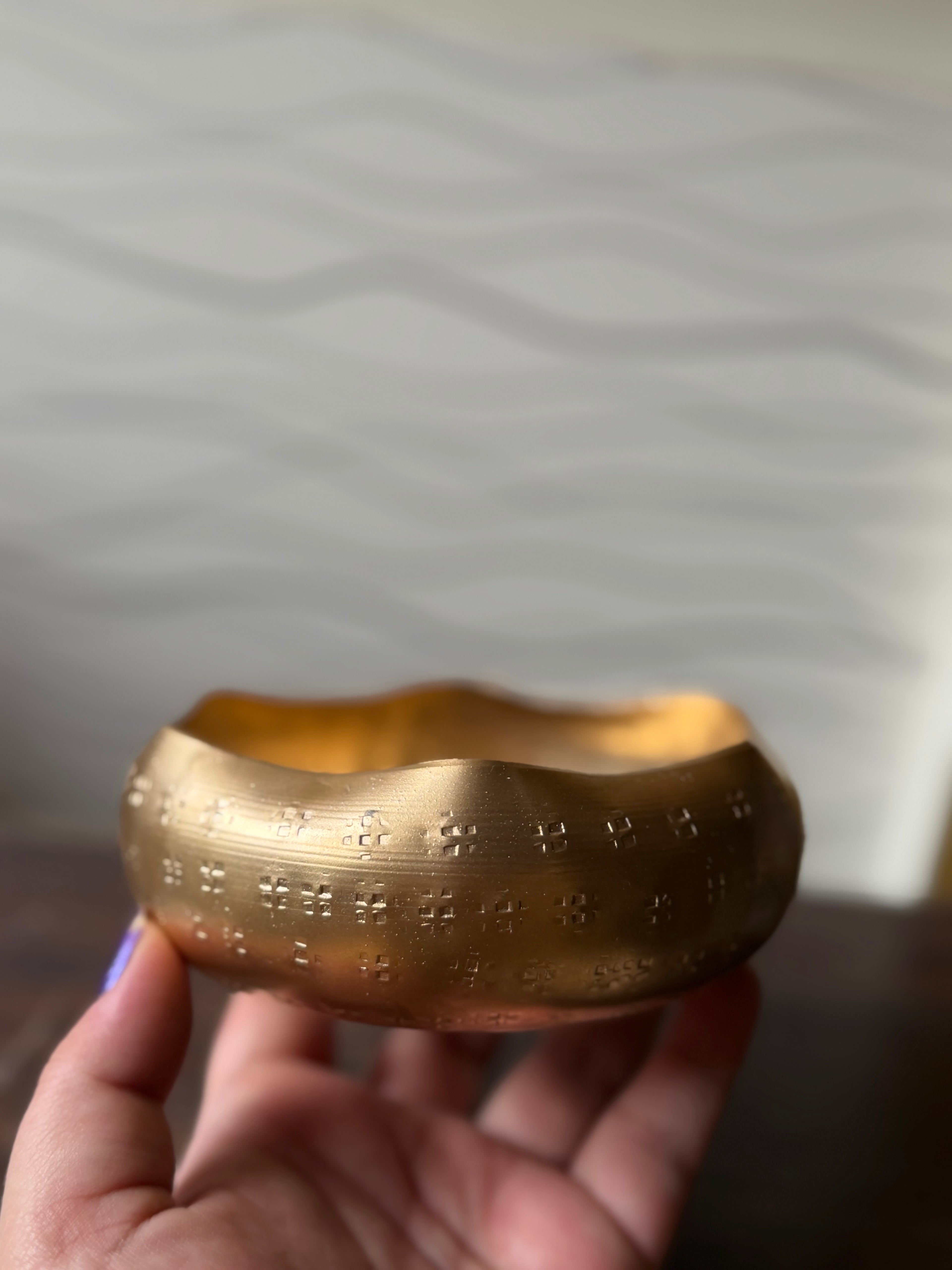 Wavy Layer Round Urli