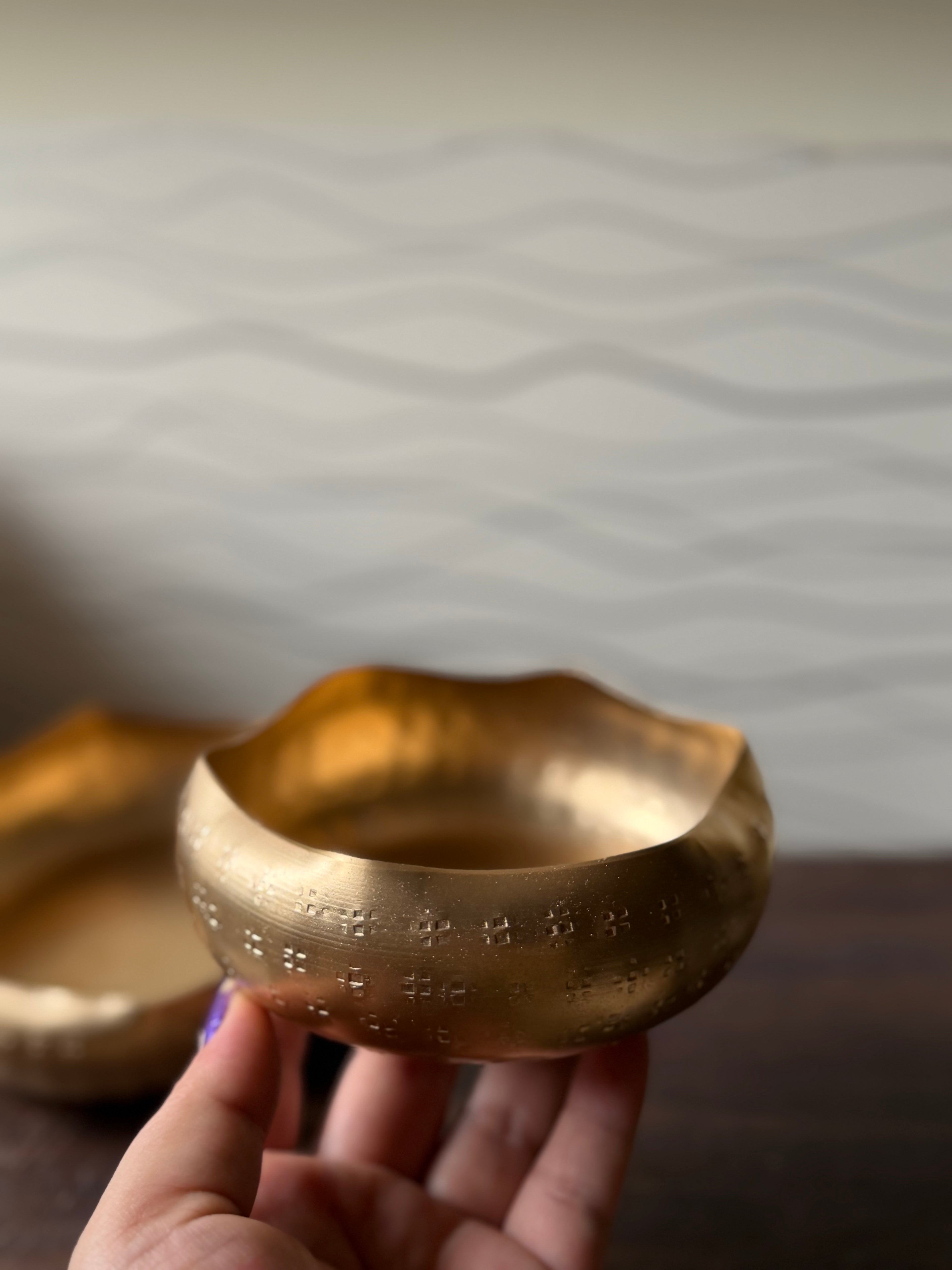 Wavy Layer Round Urli