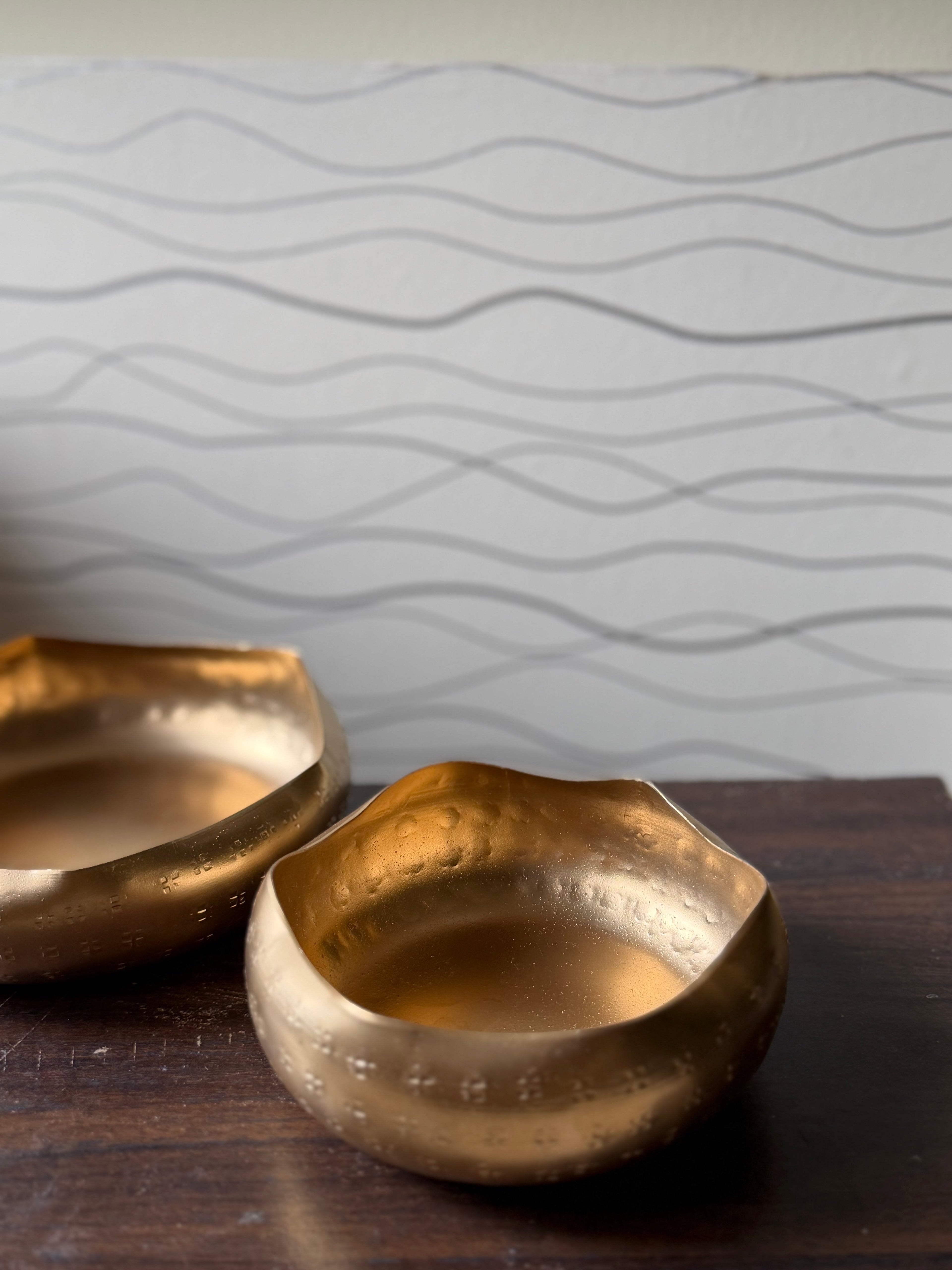 Wavy Layer Round Urli